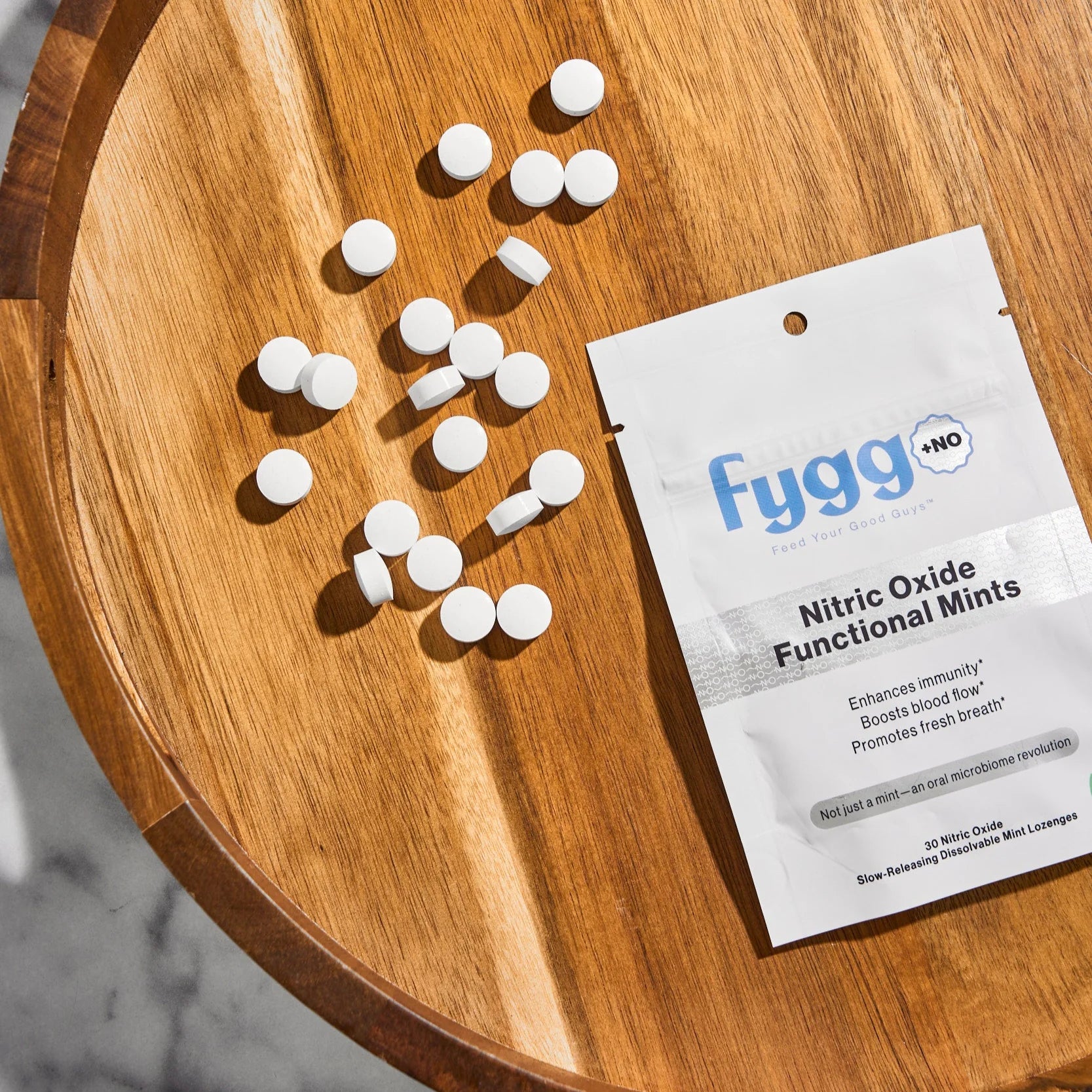 Pastilla Fygg NOX disolviéndose en lengua: nitrato prebiótico activa producción de óxido nítrico oral