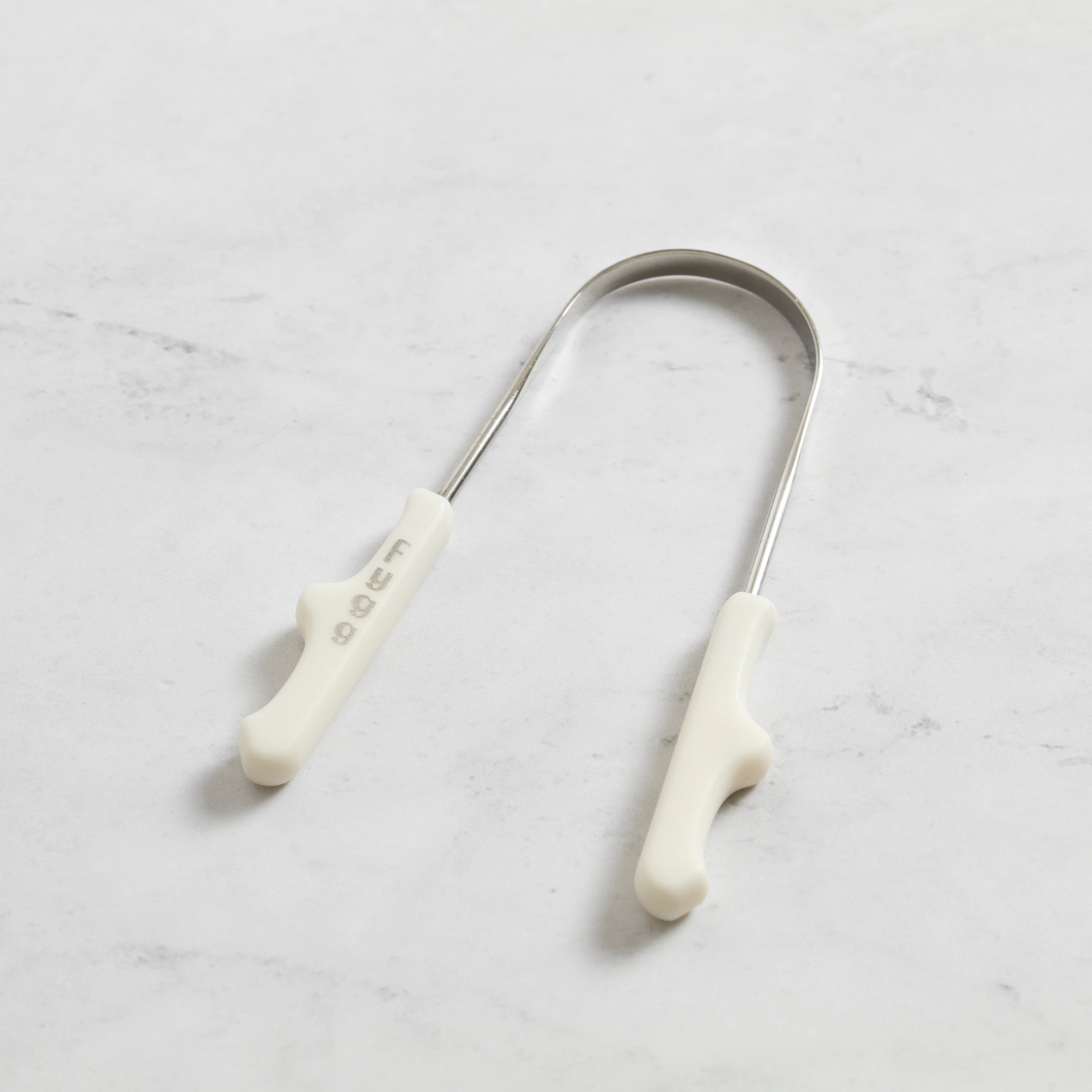 Raspador Fygg junto a pasta dental y mentas NOX: ecosistema completo de higiene oral funcional
