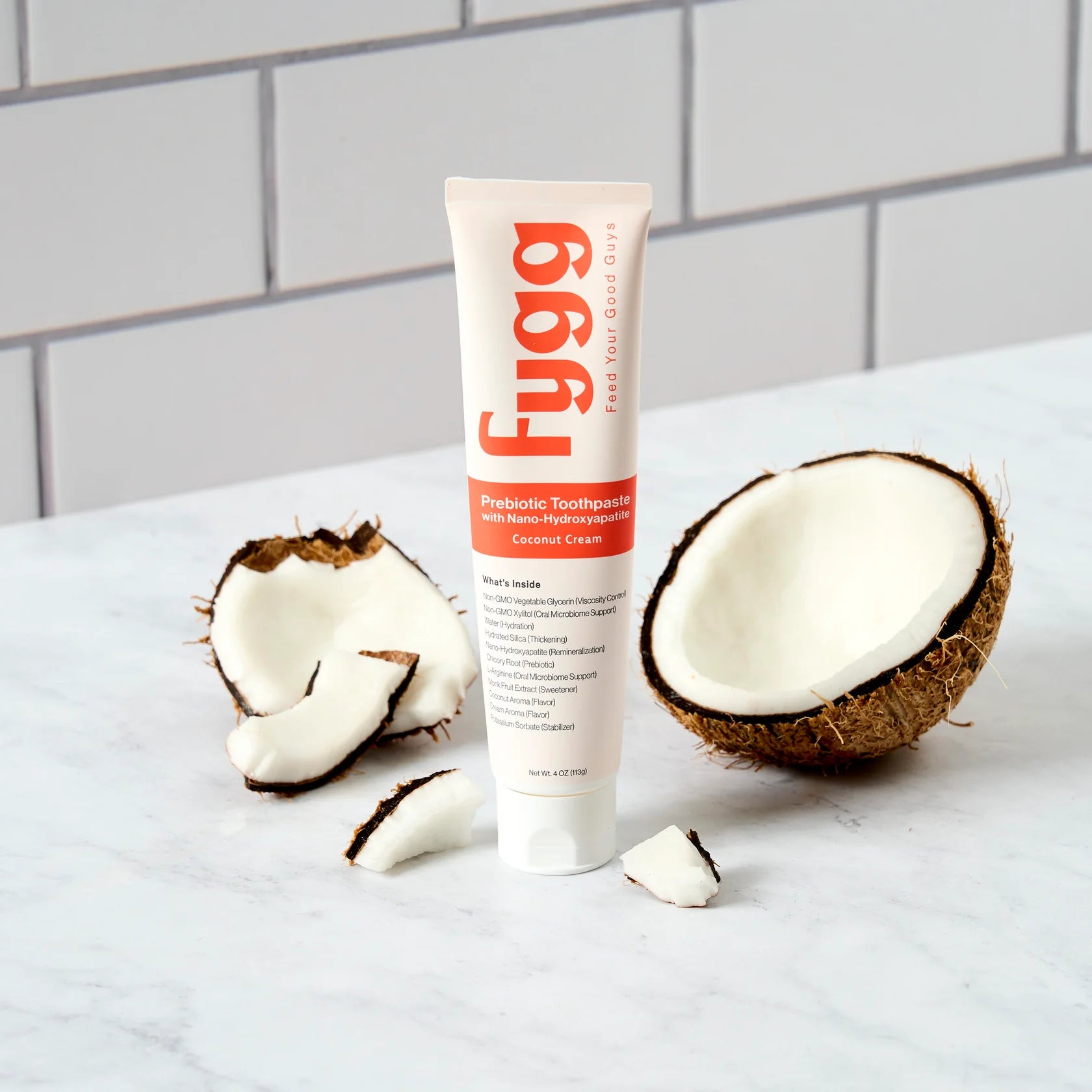 Pasta dental funcional Fygg Coconut Cream sobre superficie natural, fórmula libre de disruptores endocrinos